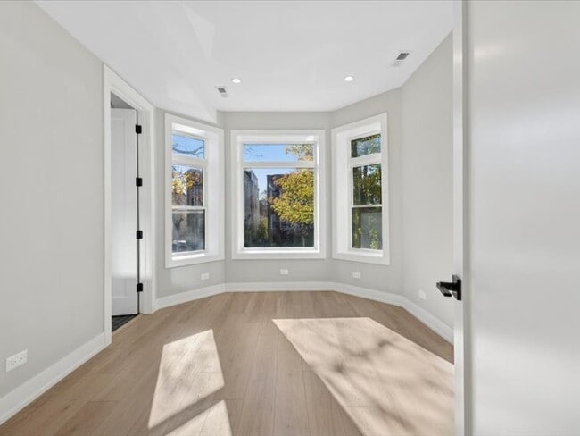 Building Photo - 2818 W Fletcher St