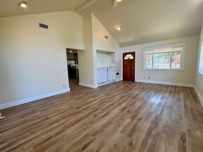 Building Photo - Single Family Home in Oak View!