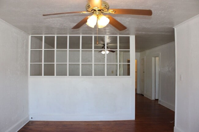 Building Photo - Apartment in Havelock