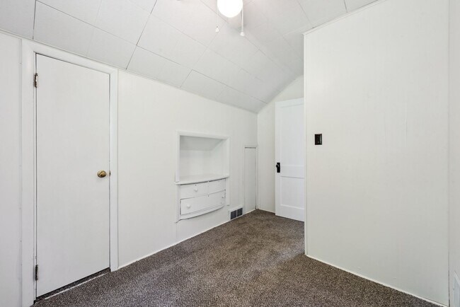 Building Photo - Beautiful 3 bedroom home in Jeannette available July 1!