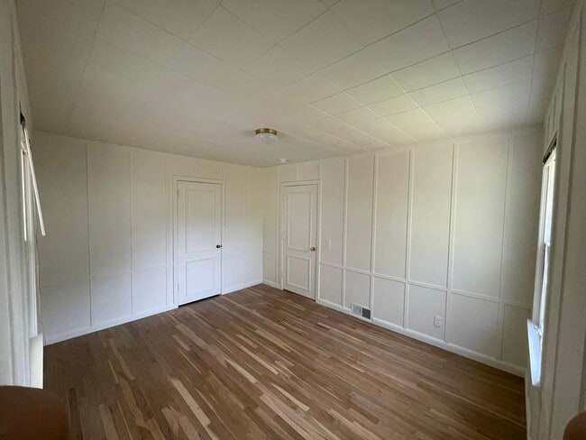 Building Photo - 595 S Hofstetter St