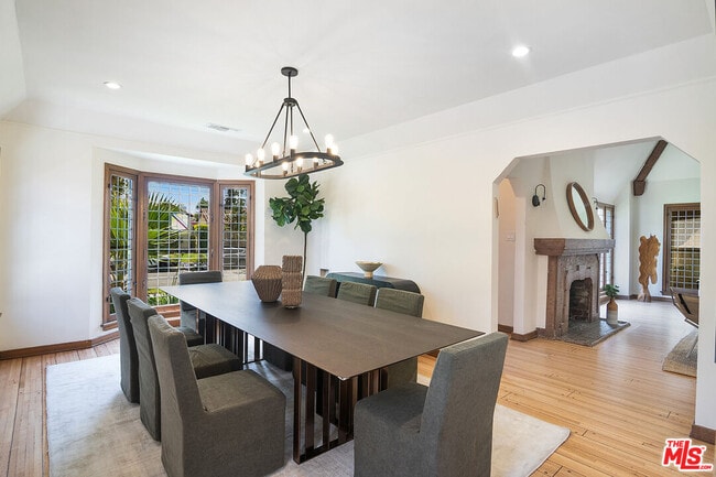 Building Photo - 137 N Poinsettia Pl