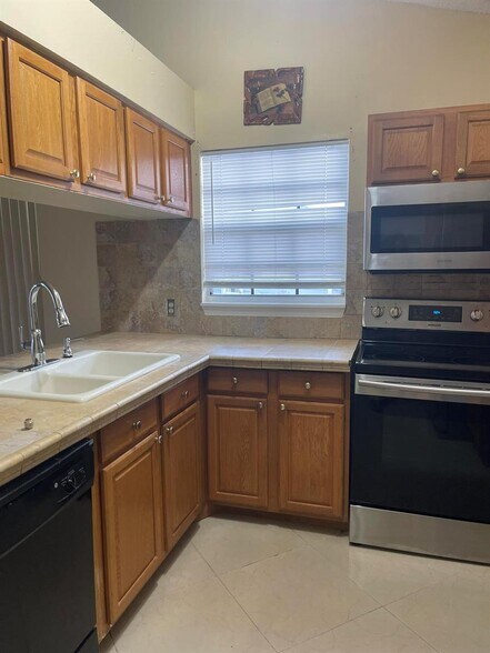 Building Photo - 1534 Royal Forest Ct