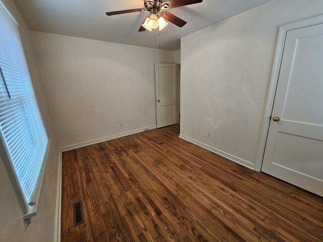 Building Photo - 3 Bedroom / 1 Bath Rental on Fourqurean