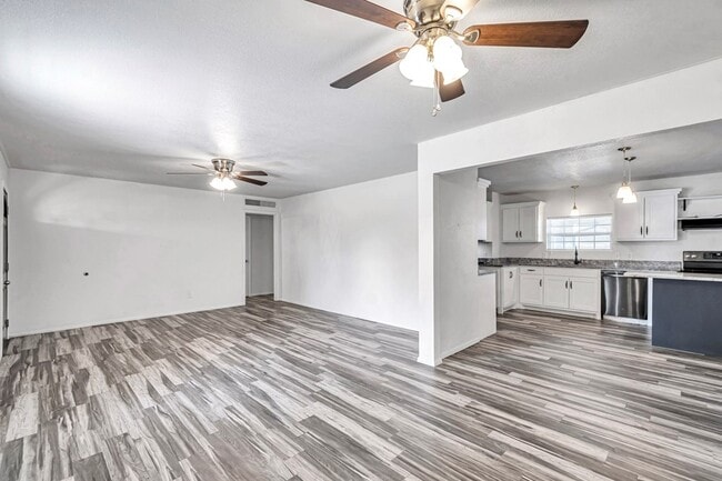 Building Photo - 1300 Bonham Ave