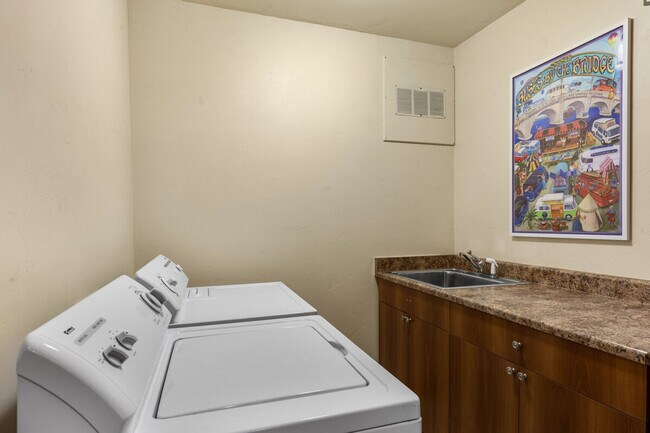 Building Photo - 2137 Overlook Dr