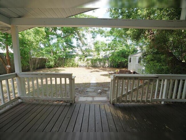 Building Photo - Central Tampa Gem Near UT- Modern Finishes & Prime Location