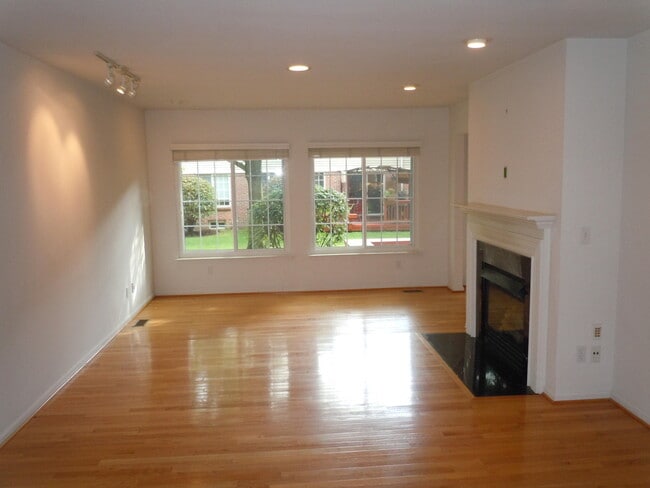 Building Photo - 312 James Cir