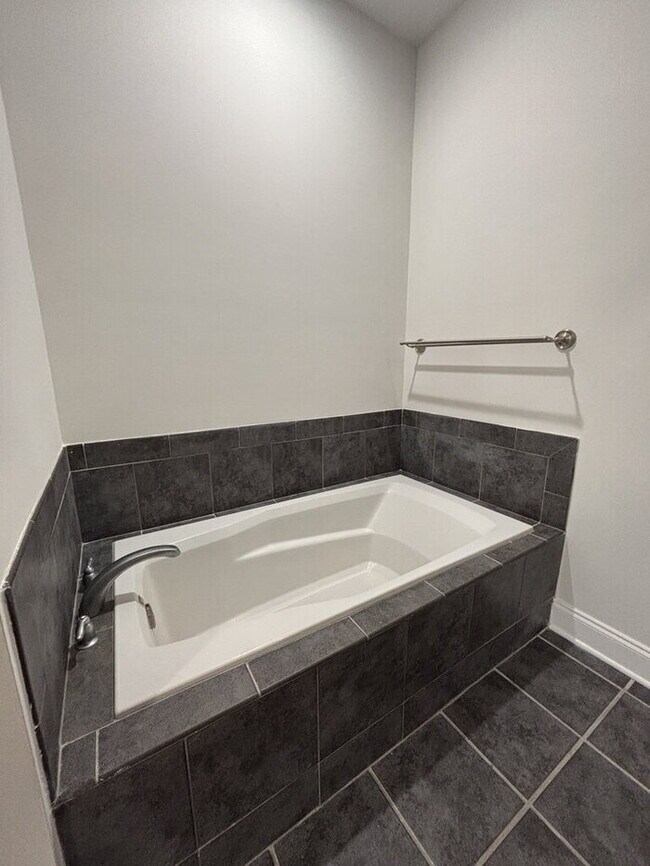 Building Photo - 5565 Colonial Chatsworth Cir