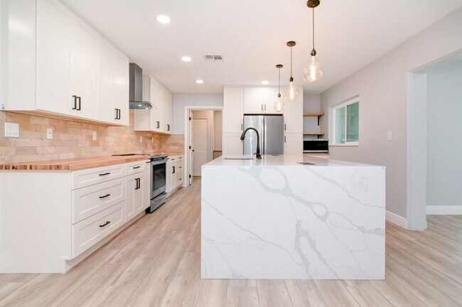 Building Photo - Gorgeous Mid-Centry Modern 3bed/2bath with...