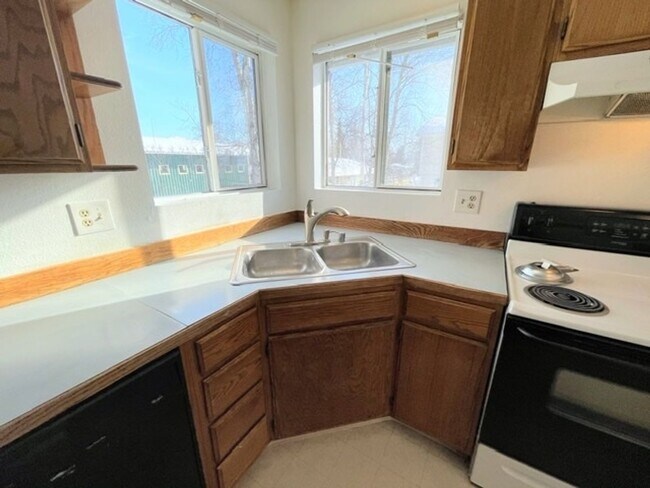 Building Photo - RARE FIND! Spacious and bright three bedroom apartment in South Anchorage with in unit laundry, f...