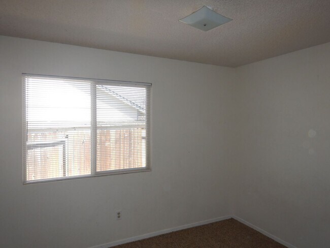 Building Photo - Cute 4 bedroom home in Silver Shores