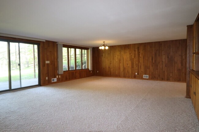 Building Photo - Stunning 4 Bedroom Home with Pond Access