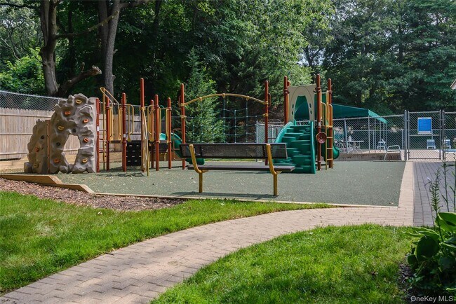 Building Photo - 7 Meadowood Dr