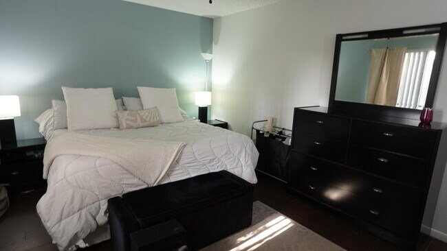 Building Photo - 100 Pelican Pointe Dr