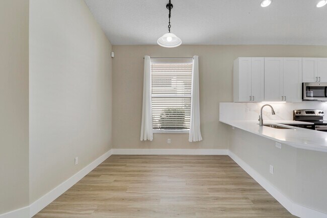 Building Photo - 726 SW Aruba Bay