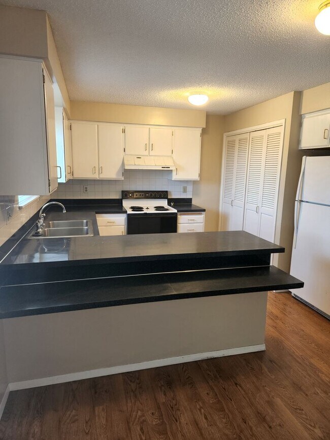 Building Photo - 48th Ave 3br 2ba w/garage