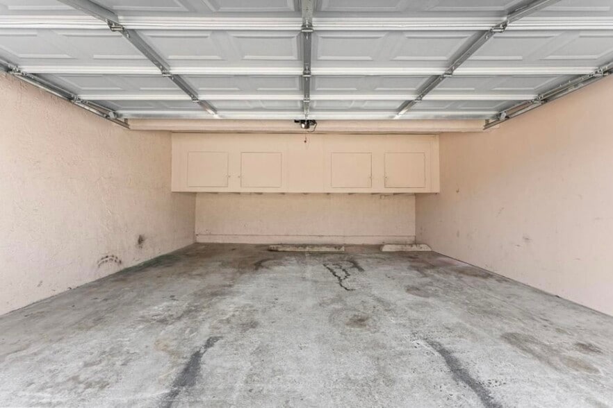 Building Photo - 1000 Estes St