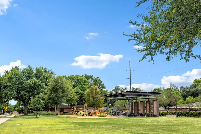 Building Photo - 704 Downing Dr