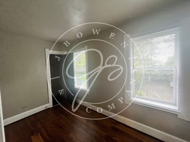 Building Photo - 3 bed 1 bath in West Toledo!- Many updates...