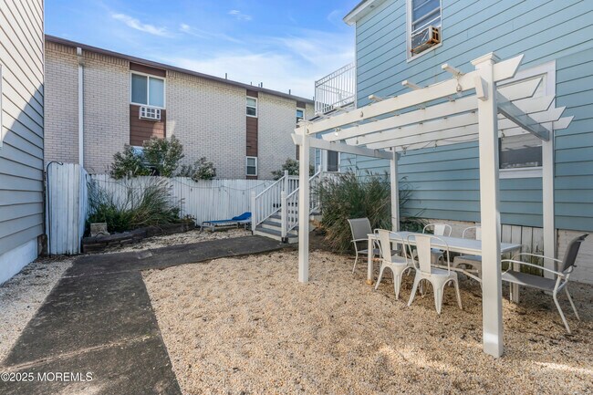 Building Photo - 6 Center St