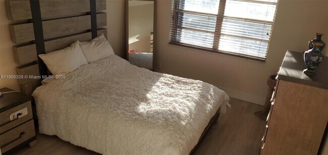 Building Photo - 900 NE 18th Ave