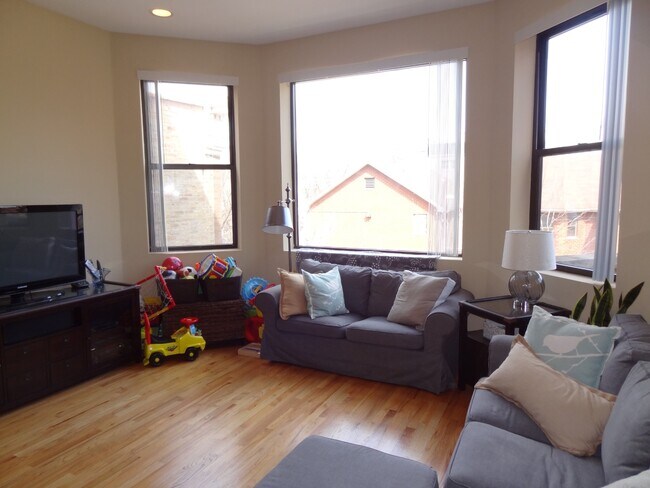 Building Photo - Available August 12th - 3 bed 2 bath Wicker Park