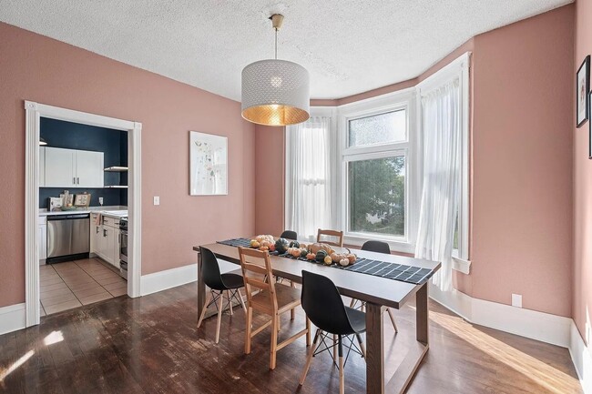 Building Photo - Magnificent, Beautifully UPDATED, 3 Bedroo...