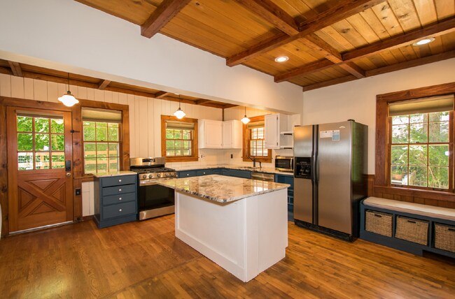 Building Photo - Laurel Park log home 3 bedroom 3 bathroom home.