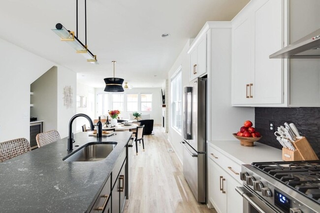 Building Photo - Fully Furnished - Designer Home (Flexible Lease Options)