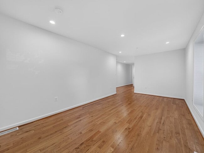 Building Photo - Newly Built 4BR/3BA Two-Level Townhome with Parking - Minutes to Navy Yard & Capitol Hill