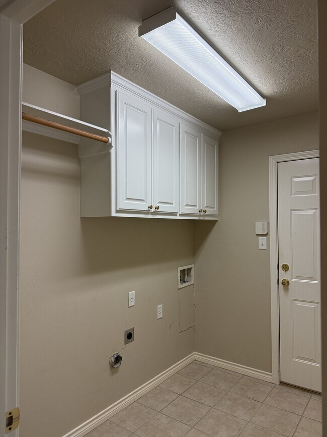 Building Photo - 223 Karten Ln