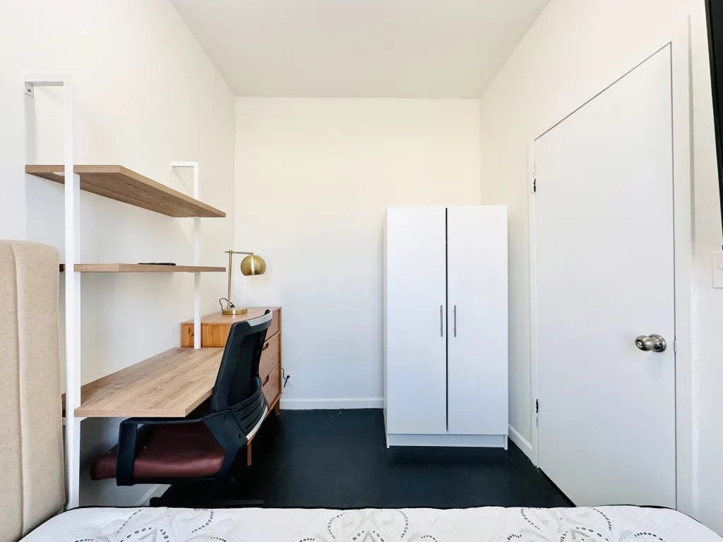 Building Photo - Furnished room/NOT APARTMENT