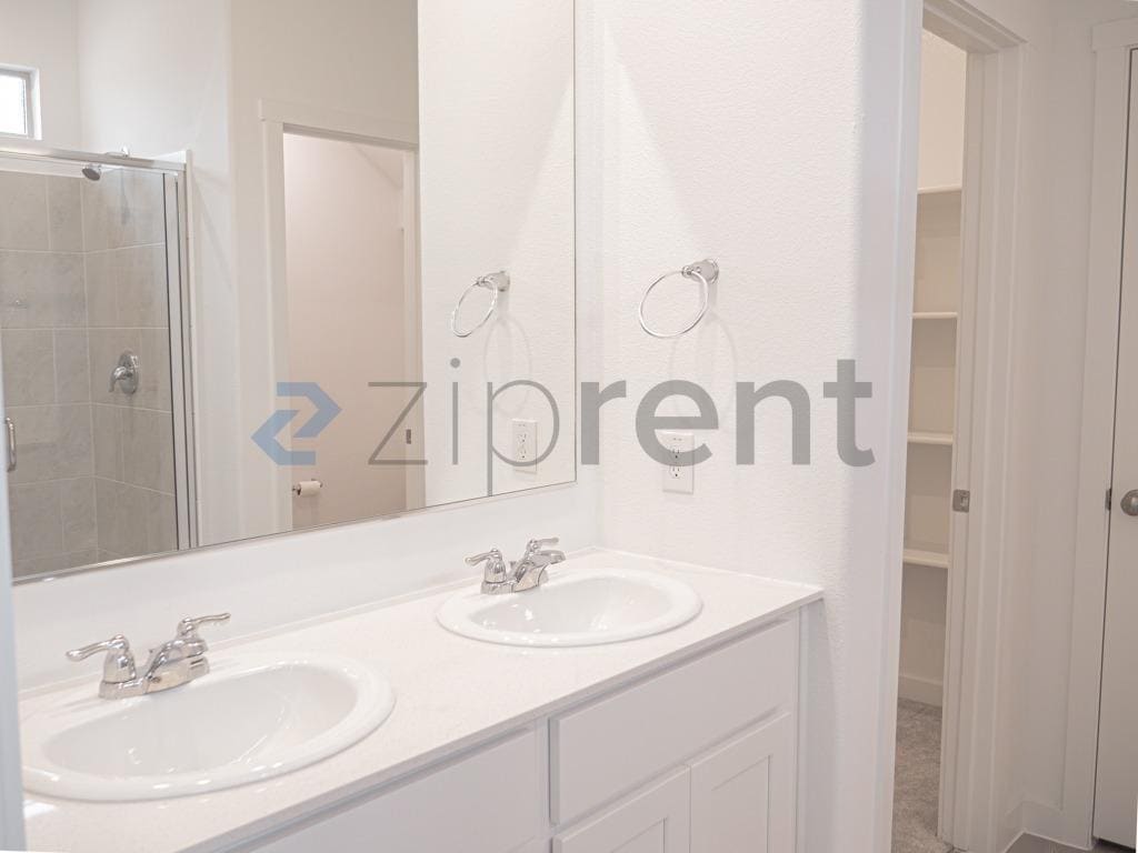 Building Photo - Unit