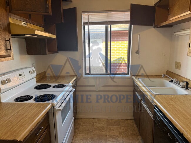 Building Photo - 4 Bed 1.5 Bath Townhouse Style Apartment