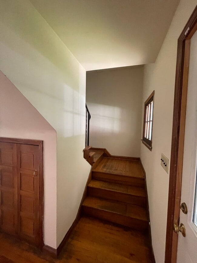 Building Photo - 4 bedroom 1 1/2 bath single family house with yard.