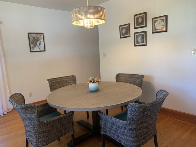 Building Photo - 3 Bedroom 2 Bath Home in Point Harbor Avai...