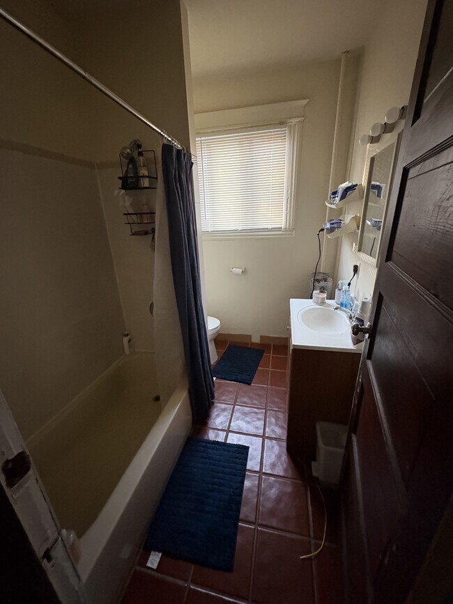 Building Photo - 218 Easton Ave