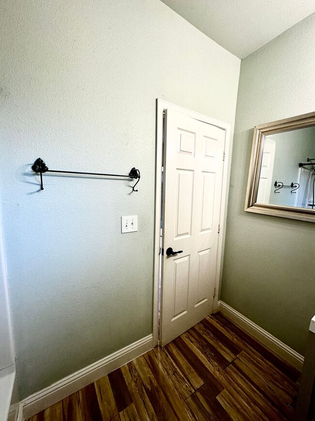 Building Photo - Spacious 1 Bedroom with RIVER TRAIL ACCESS!!