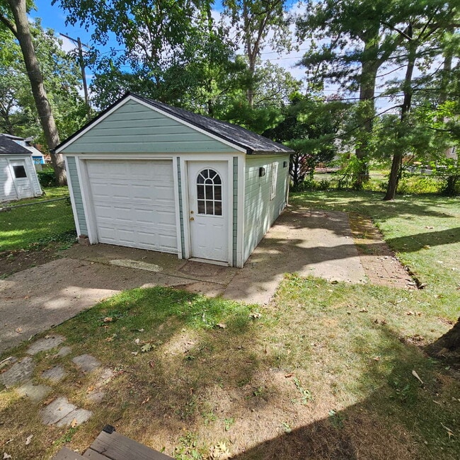 Building Photo - 3 Bedroom Bungalow w/ Hardwood Floors Clos...
