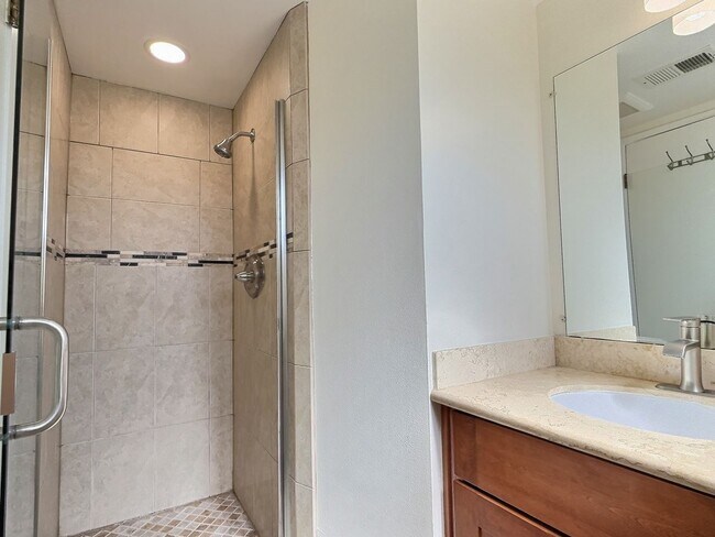 Building Photo - 3BD/2BA - Updated Charming Single Family H...
