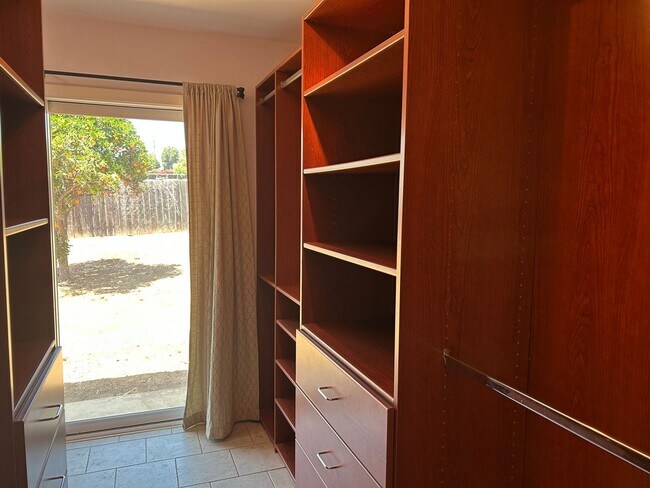Building Photo - RURAL CHARM ON TOP OF THE HILLS IN VISTA