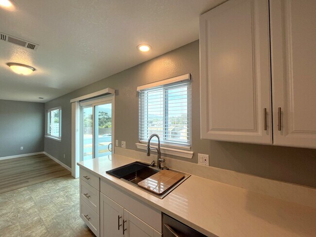 Building Photo - Beautifully Renovated Upstairs unit w/View...