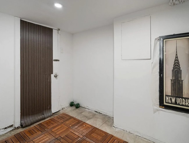 Building Photo - 2 Kitchen Home in Forest Hills - Ideal for Shared Living