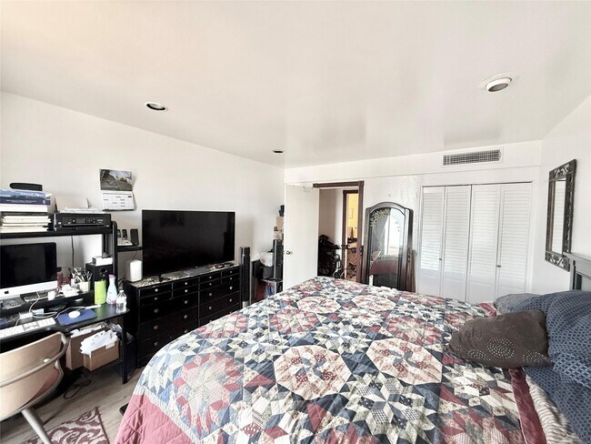 Building Photo - 2016 Main St