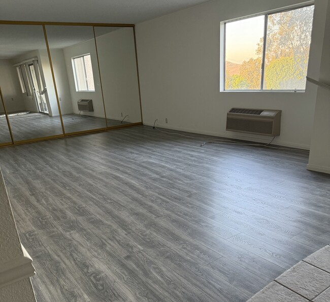 Brand new flooring - 3421 Calle Azul