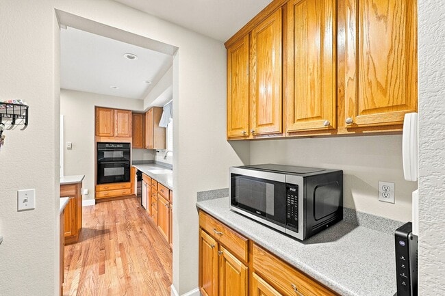 Building Photo - 2202 Hanham Dr