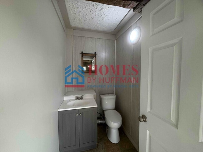 Building Photo - Three Bedroom | 1.5 Bathroom | Garage | Ne...