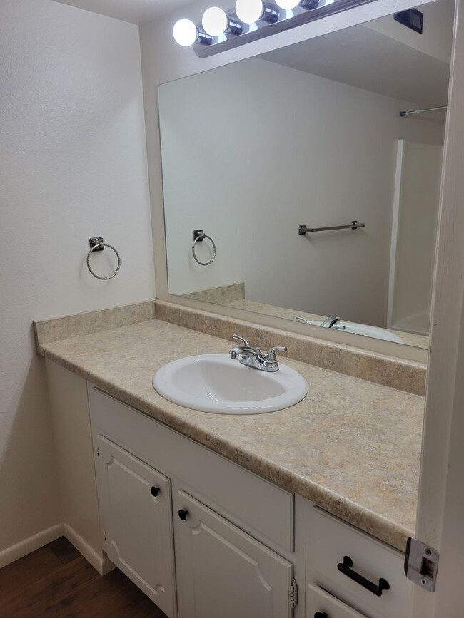 Building Photo - 2 Bed / 2 Bath Top Level Condo with A/C! -...