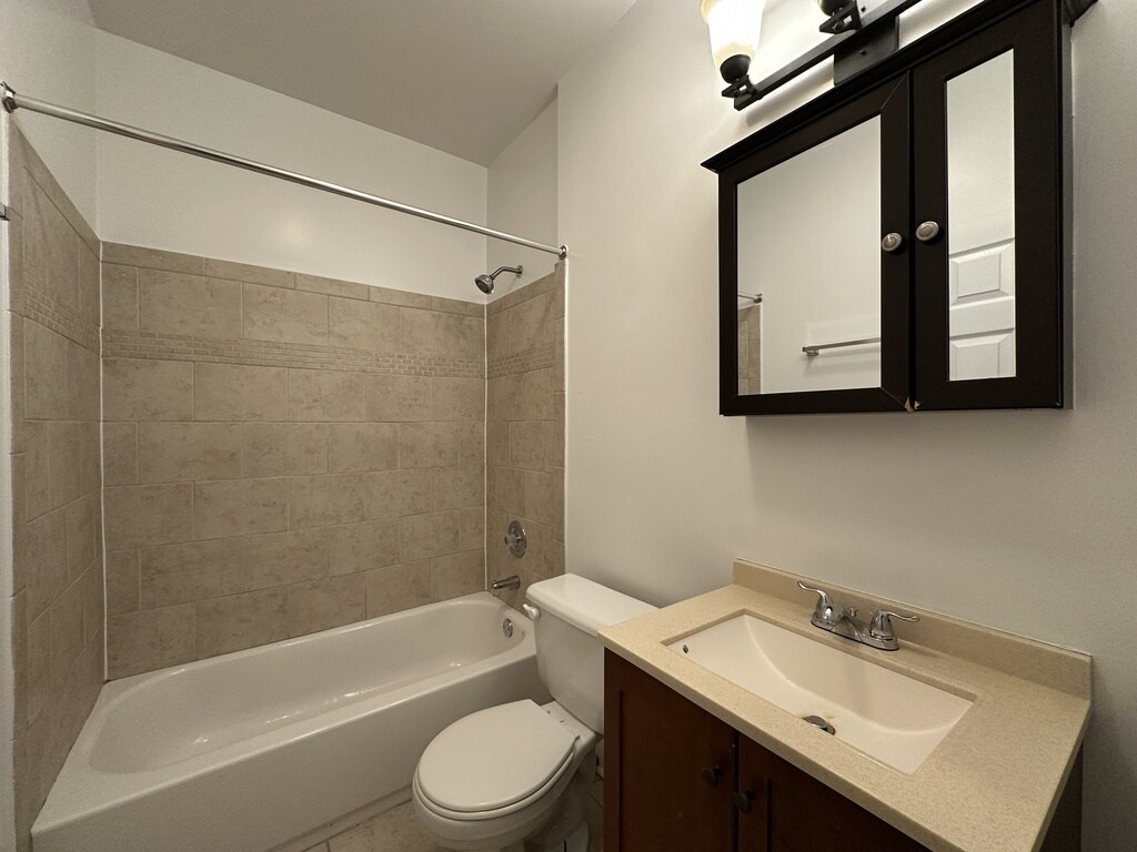 Building Photo - 824 W Cornelia Ave